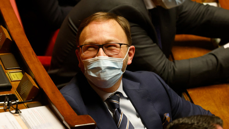 Un député MoDem à propos du Spoutnik V : «Il ne faudrait pas qu’on se retrouve avec trop de doses»