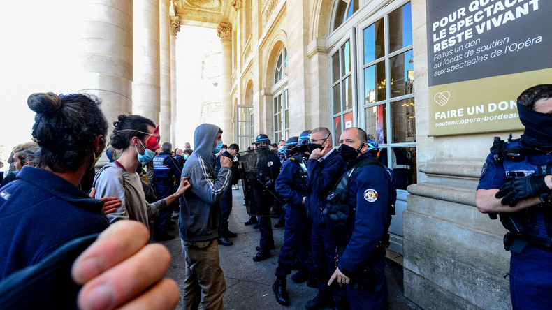 La police évacue les manifestants du Grand Théâtre de Bordeaux (VIDEOS)
