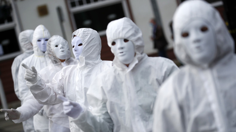 Des centaines d'opposants aux restrictions sanitaires défilent en blanc à Paris