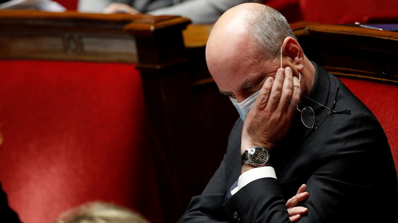 «C'est assez différent de la situation en France» : Blanquer taclé par une chanteuse américaine