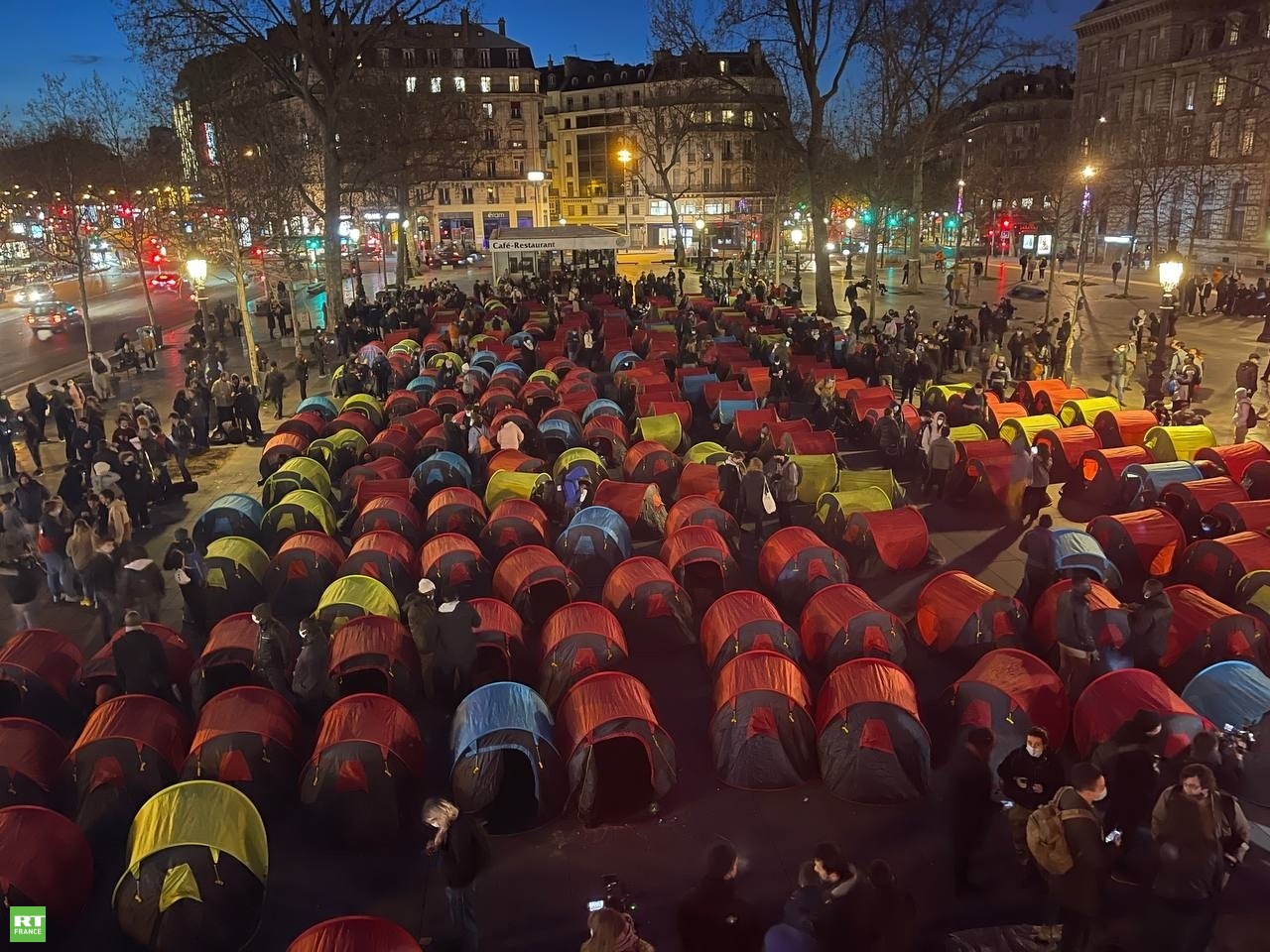 Paris : des centaines de migrants montent un camp place de la ...