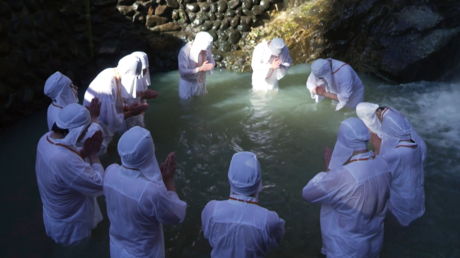 Découvrez le Mizugyo, un rituel japonais qui se pratique sous une cascade d'eau glaciale