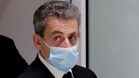 L'ancien président français Nicolas Sarkozy quitte la salle d'audience lors de son procès pour corruption et trafic d'influence, au palais de justice de Paris, le 7 décembre 2020.