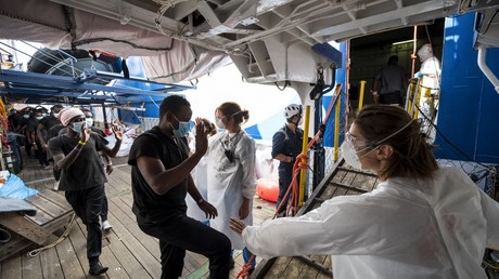Migrants pris en charge par du personnel de Médecins sans frontières (MSF) en Méditerranée.