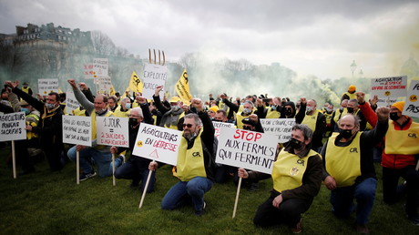 A Paris, 70 agriculteurs mettent le genou à terre pour alerter sur les suicides et les faillites