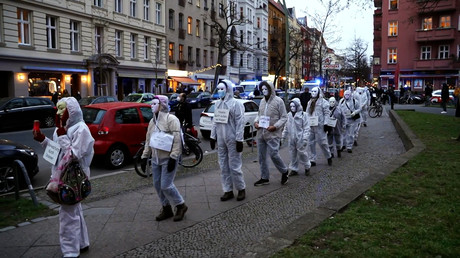 Performance contre les restrictions anti-Covid à Berlin (Allemagne), le 4 mars.