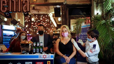 Une femme reçoit un vaccin contre le Covid-19 dans le cadre d'une initiative de la municipalité de Tel Aviv, qui offrait une boisson gratuite dans un bar aux résidents qui se font vacciner (image d'illustration).