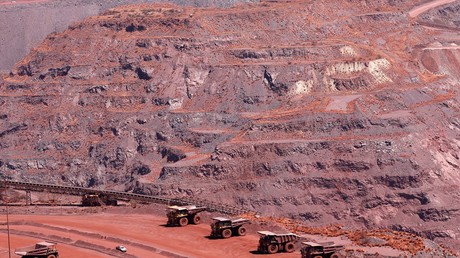 Des camions dans l'une des plus grandes mines de fer du monde à Khathu, en Afrique du sud (image d'illustration).