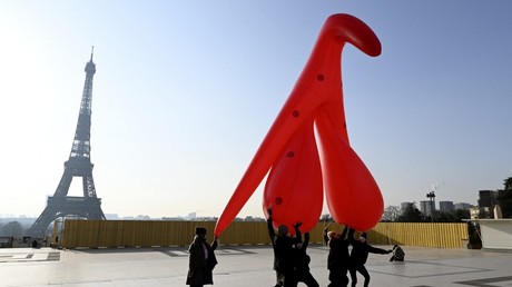 Un clitoris gonflable de cinq mètres de haut érigé en face de la Tour Eiffel