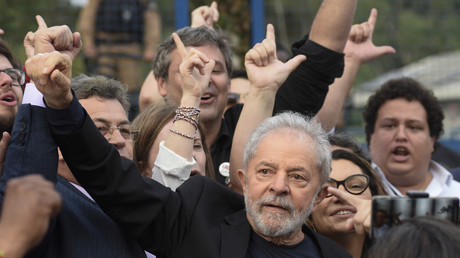 L'ancien président Luiz Inacio Lula da Silva quittant le quartier général de la police fédérale, où il purgeait une peine pour corruption et blanchiment d'argent, à Curitiba (Brésil), le 8 novembre 2019.