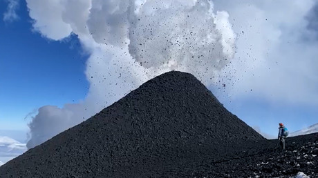 Découvrez le spectacle fascinant de l'éruption d'un volcan au Kamtchatka
