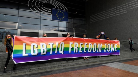 Des députés européens déploient, le 9 mars 2021 à Bruxelles, une banderole pour exprimer leur soutien aux droits des LGBTIQ en appelant l'UE à devenir une «zone de liberté LGBTIQ»