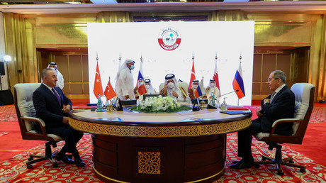 Les ministres des Affaires étrangères turc, qatari et russe à Doha, le 11 mars 2021.