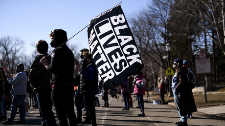 A Saint Paul dans le Minnesota (Etats-Unis), des manifestants exhibent un drapeau Black Lives Matter le 6 mars 202 (image d'illustration).