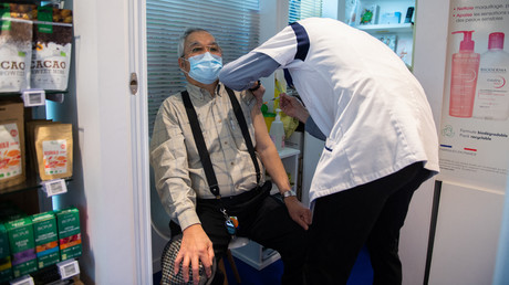 Un pharmacien procède à une injection du vaccin AstraZeneca anti-covid-19 dans une pharmacie de Paris le 12 mars 2021.