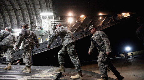 Des soldats américain à bord d'un avion de transport C-17 au départ de la Base Imam Ali, près de Nasiriyah, en Irak (image d'illustration).