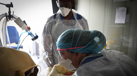Le personnel médical s'occupe d'un patient atteint du Covid à l'hôpital Ambroise Paré à Boulogne-Billancourt, le 8 mars (image d'illustration).