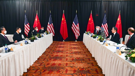 Les délégations américaine et chinoise se font face dans une salle de l'hôtel Captain Cook, à Anchorage, en Alaska, le 18 mars 2021.