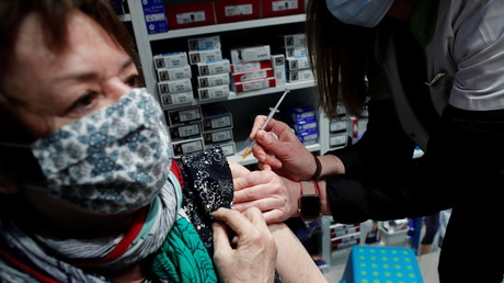 Une femme vaccinée à Paris avec le vaccin AstraZeneca dans une pharmacie le 19 mars 2021