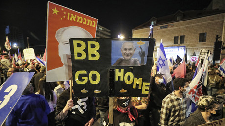 Des pancartes hostiles à Benjamin Netanyahou lors de la manifestation du 20 mars à Jérusalem.