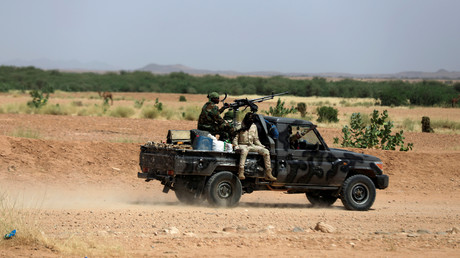 Des soldats de l'armée nigérienne à bord d'un pick-up quittent Agadez, le 29 octobre 2019 (image d'illustration).