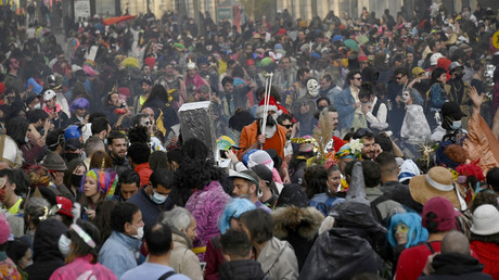 Le 21 mars 2021 à Marseille, des jeunes gens participent au carnaval des quartiers de La Plaine, de Noailles et des Réformés.