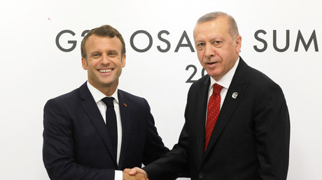 Le président français Emmanuel Macron en compagnie du président Turc, Recep Tayyip Erdogan, le 28 juin 2019 à Osaka au Japon.