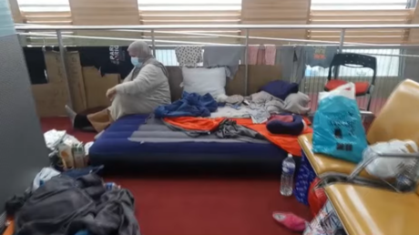 «Situation inhumaine» : Corbière appelle le gouvernement à s'occuper des Algériens bloqués à Roissy