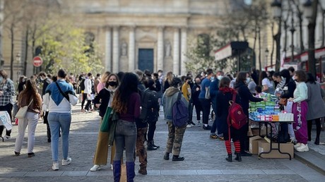 A Paris, des étudiants plongés dans la précarité récupèrent des aliments et produits d'hygiène