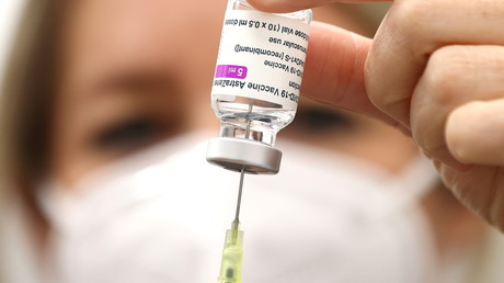Un soignant prépare une dose du vaccin AstraZeneca contre le Covid-19 à Maintal en Allemagne, le 24 mars 2021 (image d'illustration).