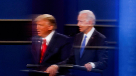 Le reflet de Donald Trump et de Joe Biden dans une plaque de plexiglass lors du second débat lors de la campagne présidentielle à Nashville, le 22 octobre 2020 (image d'illustration)