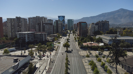 Une route presque déserte en raison du confinement à Santiago du Chili, le 27 mars 2021.