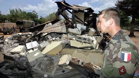 Un soldat français regarde les dégâts causés par l'attaque sur le lycée Descartes de Bouaké (Côte d'Ivoire), le 10 novembre 2004.