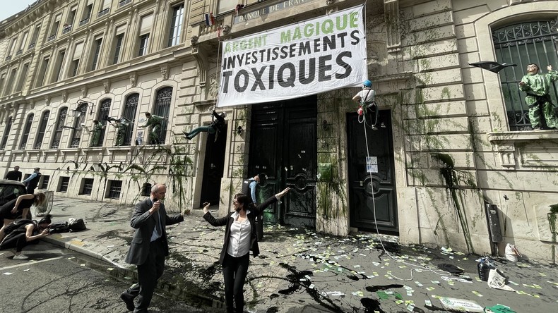 Extinction Rebellion Asperge De Faux Pétrole Le Siège De La Banque De France Images — Rt En