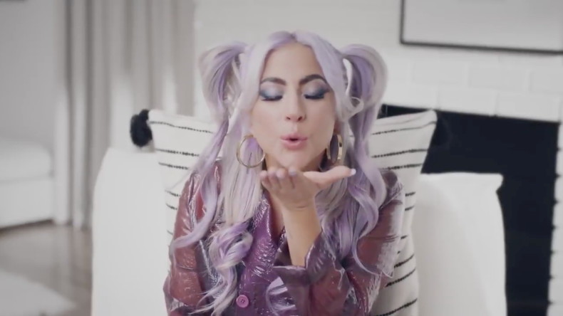 Des célébrités promeuvent un certificat sanitaire payant... qui ne garantit pas son efficacité