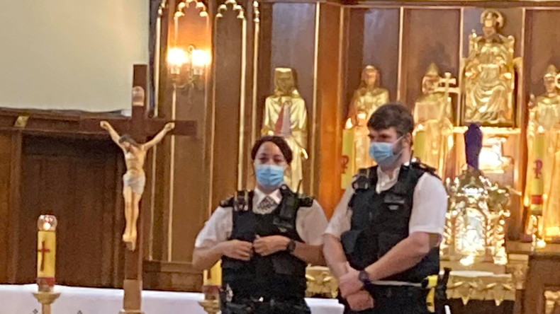 Royaume-Uni : des policiers interrompent une cérémonie du Vendredi saint à cause des restrictions
