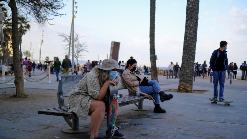 Covid-19 : en Espagne, le port du masque imposé jusque sur la plage... et dans l'eau