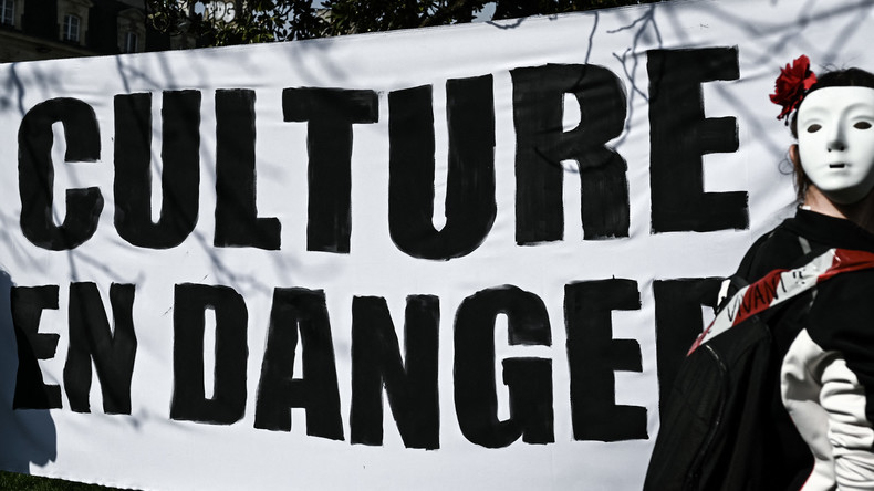 En colère contre la fermeture des lieux culturels, des artistes se mettent torse nu