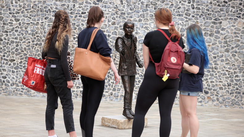 Royaume-Uni : malgré le tollé, l'université de Winchester défend la statue de Greta Thunberg