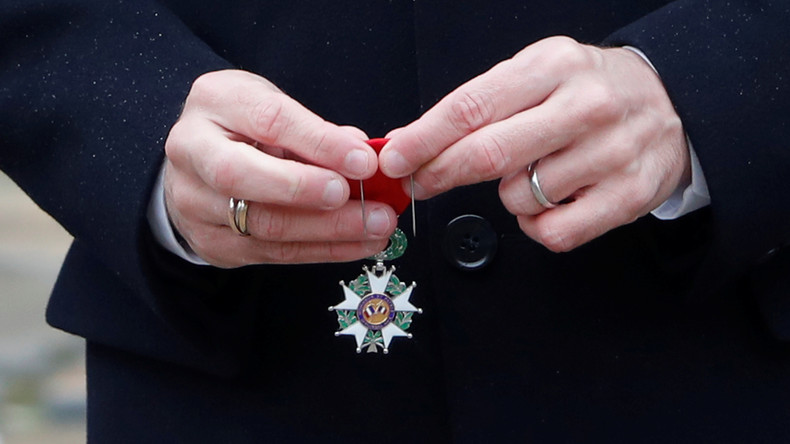 Un ministre critiqué après avoir proposé la légion d'honneur aux présidents d'aéroclubs de Poitiers