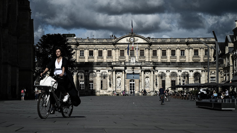 «Artiste, c’est un métier ?» : des affiches de la mairie de Bordeaux irritent les acteurs culturels
