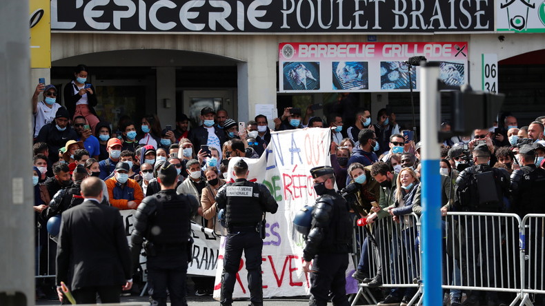 «Macron démission», échauffourées et huées : la visite mouvementée du président à Montpellier