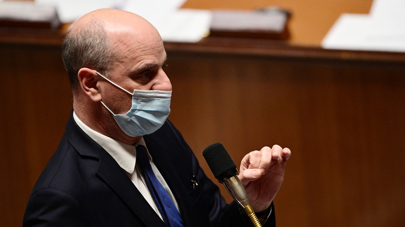 Devant les caméras, Blanquer se remet à la marelle à l'occasion d'une visite dans une école