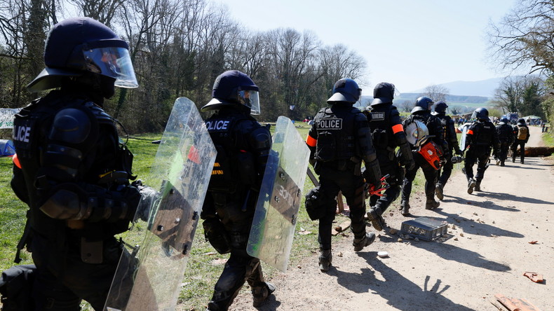 Suisse : 4 000 personnes dans une manifestation interdite contre les restrictions sanitaires