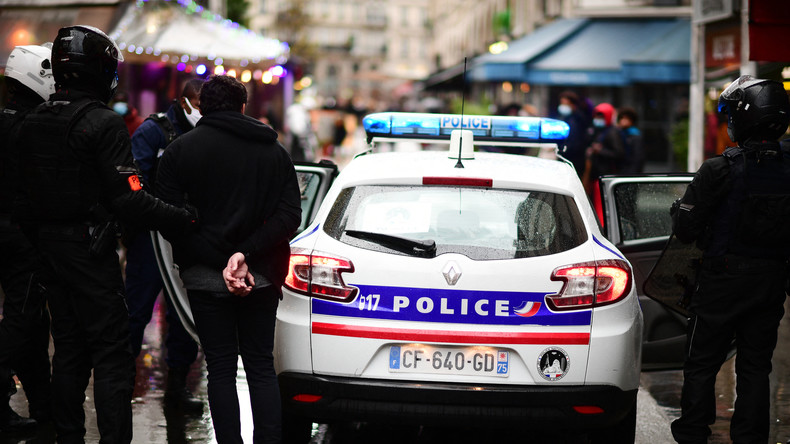 Rungis : des voitures de police saccagées, une fausse tête de porc plantée sur un manche