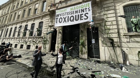 Action coup de poing d'Extinction Rebellion au siège de la Banque de France, le 1er avril 2021.