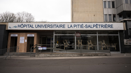 Une entrée de l'hôpital La Pitié-Salpétrière à Paris.
