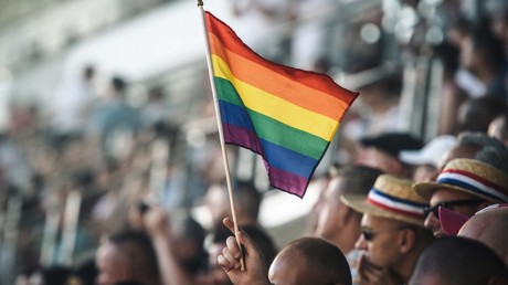 Un spectateur tient un drapeau arc-en-ciel lors de la cérémonie d'ouverture de l'édition 2018 des Gay Games au Stade Jean-Bouin à Paris, le 4 août 2018 (image d'illustration).