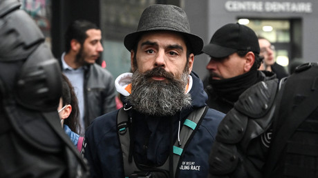 Injures envers des policiers : la justice relaxe Jérôme Rodrigues