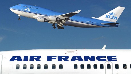Photo d'archive prise le 1er janvier 2003 à l'aéroport de Schipol à Amsterdam montrant un Boeing 747-400 de KLM survolant un avion d'Air-France (illustration).